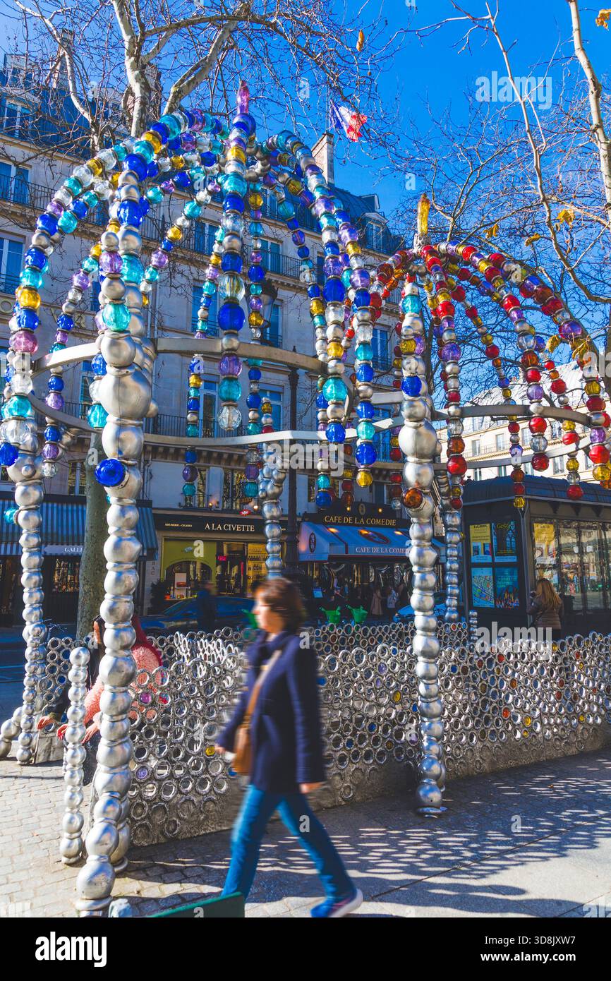 Francia, ile-de-France, Parigi. Chiosco dei gufi notturni di Jean-Michel Othoniel, Place Colette, stazione della metropolitana Palais Royal Foto Stock