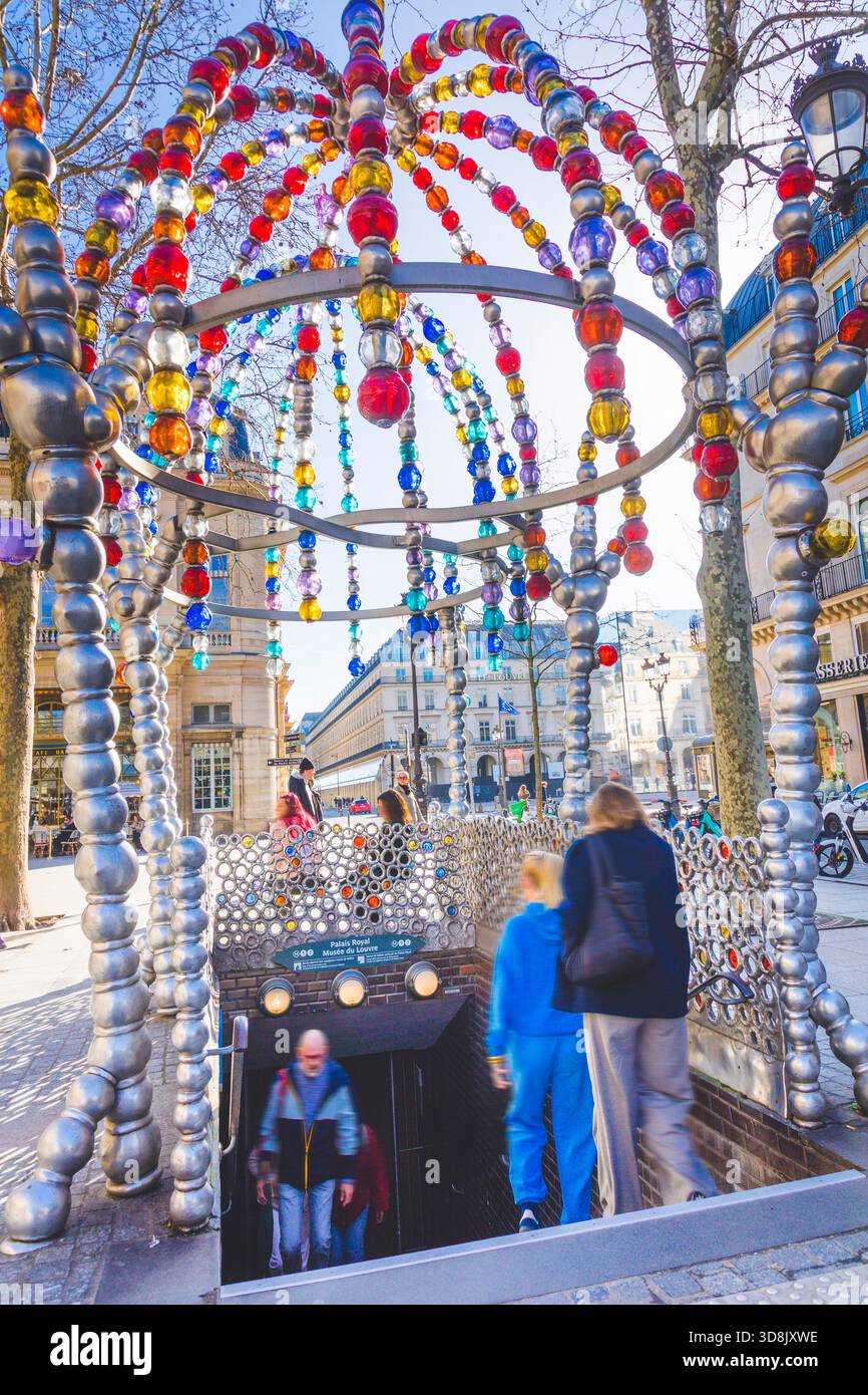 Francia, ile-de-France, Parigi, primo arrondissement. Chiosco dei gufi notturni di Jean-Michel Othoniel, Place Colette, stazione della metropolitana Palais Royal Foto Stock