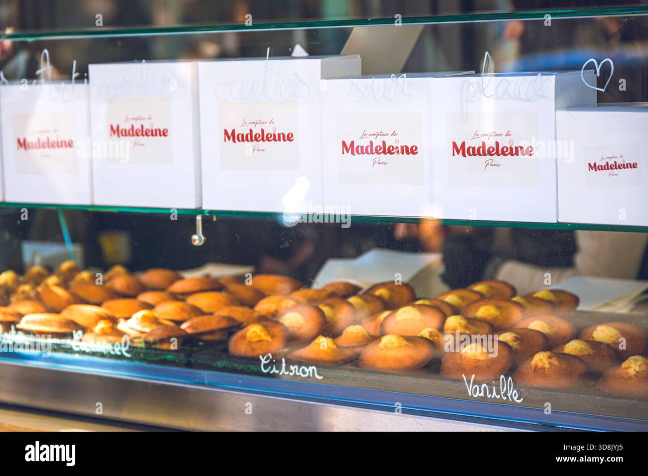 Francia, Ile-de-France, Parigi, 6° arrondissement. Madeleine dai sapori diversi Foto Stock