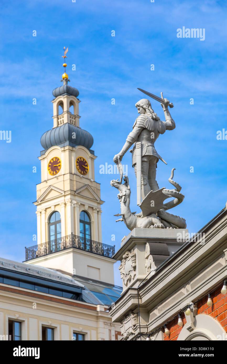 Europa, Lettonia, riga, San Michele che uccide il drago. Sullo sfondo, il municipio. Foto Stock