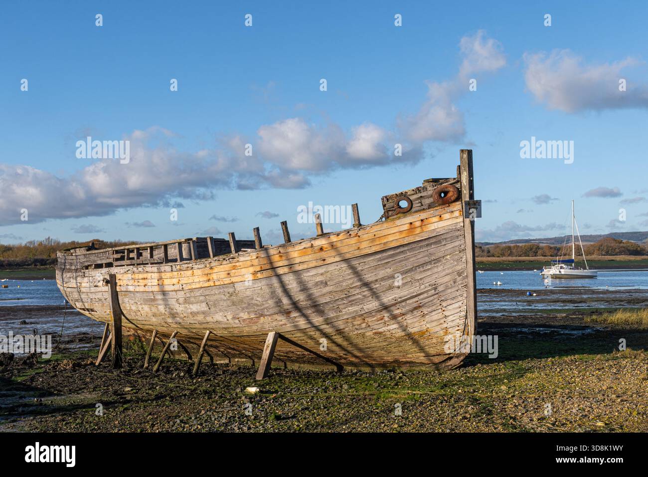 Vista della vecchia barca in legno al Dell Quay sul porto di Chichester, West Sussex, Inghilterra, Regno Unito Foto Stock
