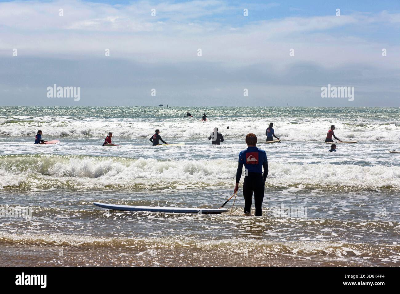Francia, Les Sables d'Olonne, 85, lezione di surf, aprile 2025. Foto Stock