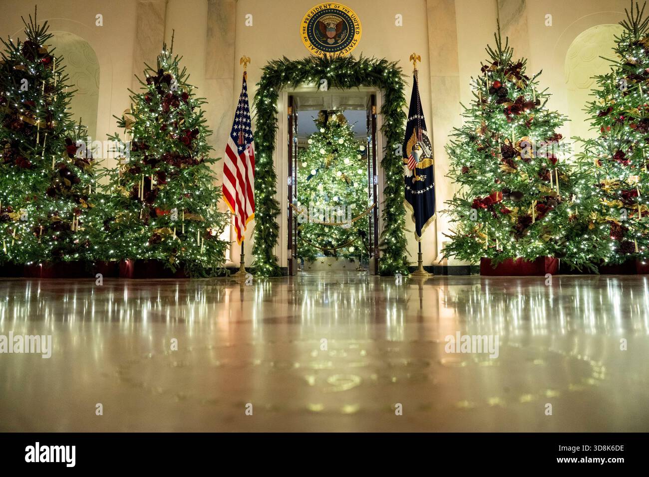 Washington, Stati Uniti. 1 dicembre 2025. L'albero di Natale della Casa Bianca del 2025 è visibile attraverso la Cross Hall della Casa Bianca durante un'anteprima mediatica delle decorazioni natalizie del 2025 a Washington DC lunedì 1 dicembre 2025. Il tema per le decorazioni natalizie della Casa Bianca di quest'anno è "la casa è dove si trova il cuore". Foto di Bonnie Cash/UPI credito: UPI/Alamy Live News Foto Stock