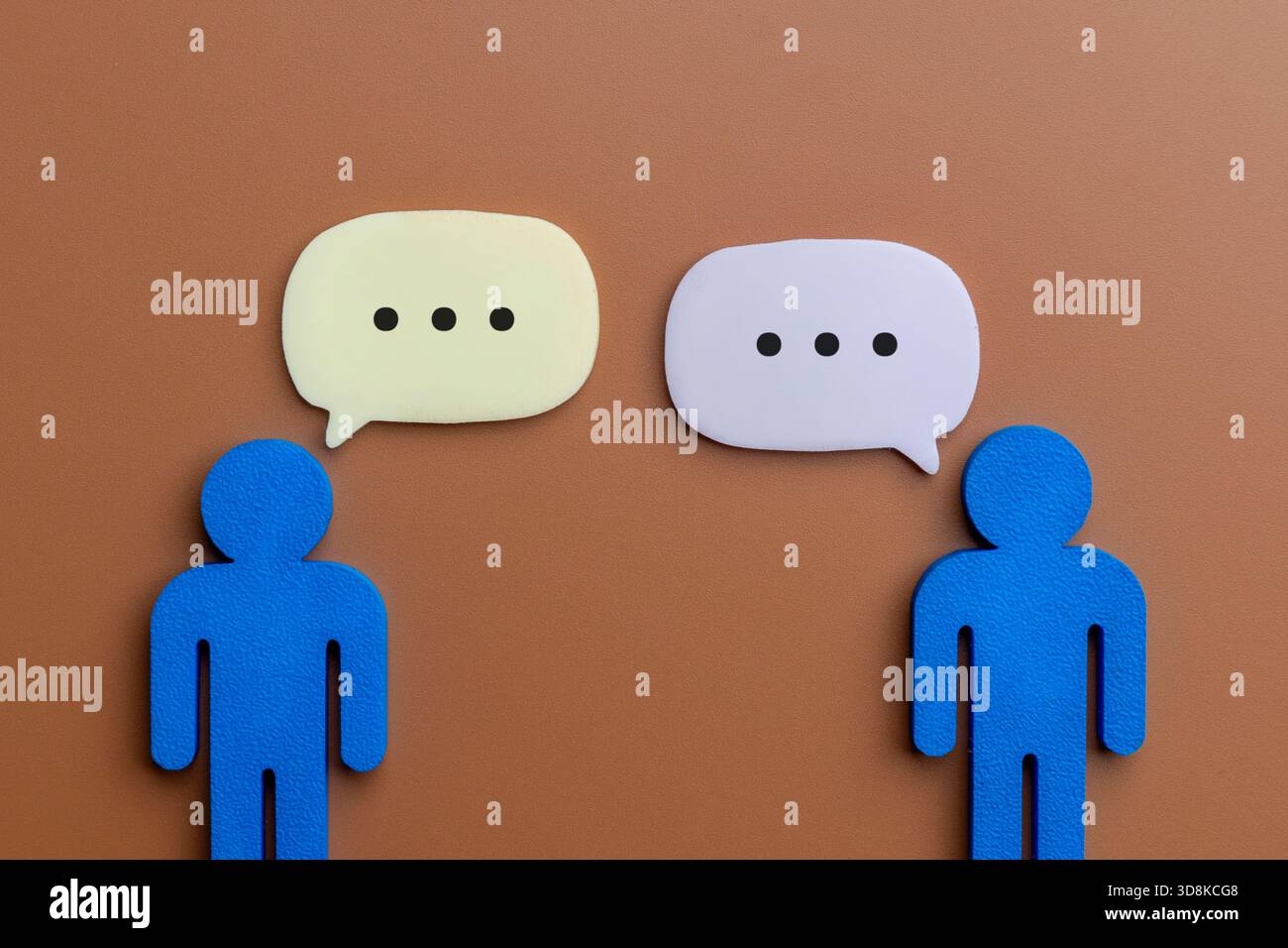 Due icone a forma di uomo che si affacciano l'una di fronte all'altra con delle bolle vocali. Comunicazione, dialogo, conversazione, negoziazione, pubbliche relazioni Foto Stock