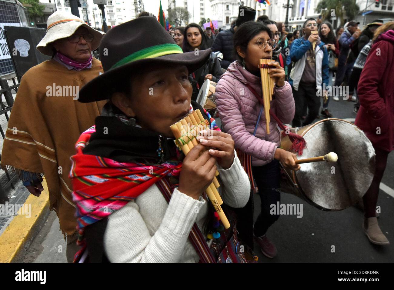 Marzo della controcelebrazione dei popoli indigeni per il 12 ottobre, giorno della scoperta dell'America, a Buenos Aires, Argentina Foto Stock