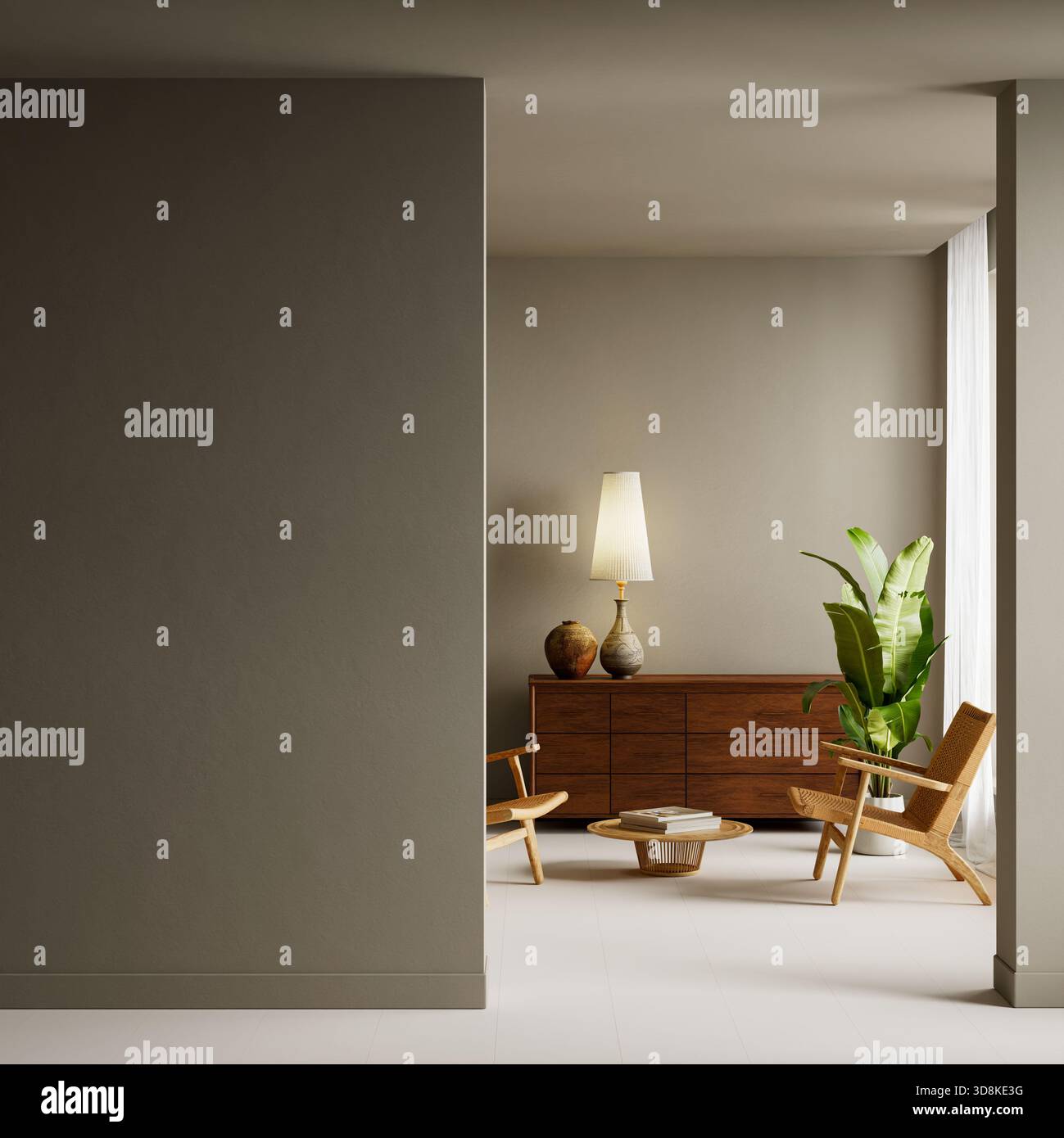 Un ambiente tranquillo e negativo con una grande parete vuota, piante tropicali interne, sedia in rattan e basso tavolo impreziosito da luce naturale soffusa e. Foto Stock