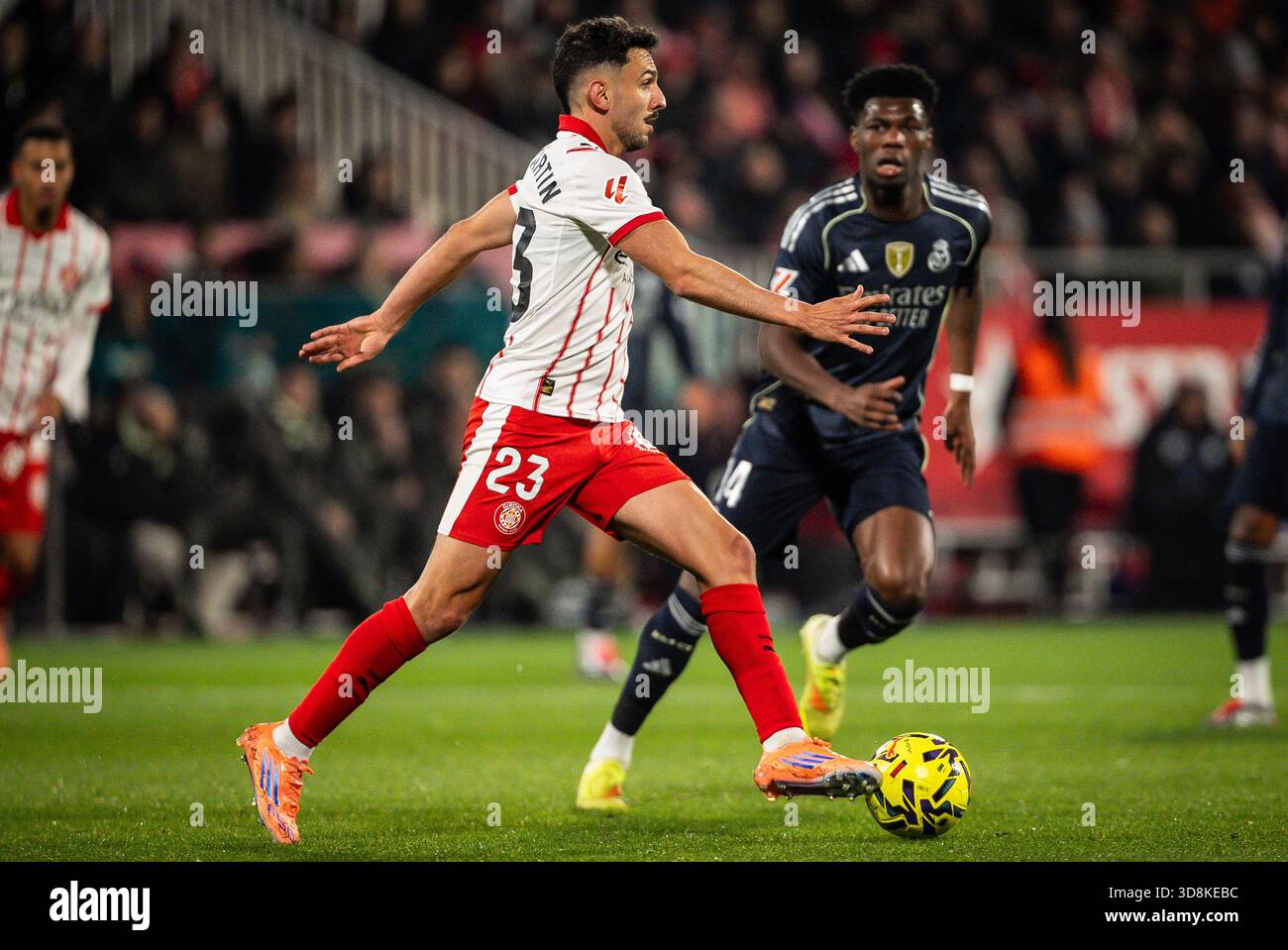 Ivan MARTIN di Girona e Aurelien TCHOUAMENI del Real Madrid durante il campionato spagnolo di calcio LaLiga tra Girona FC e Real Madrid CF il 30 novembre 2025 allo stadio Montilivi di Girona, Spagna Foto Stock