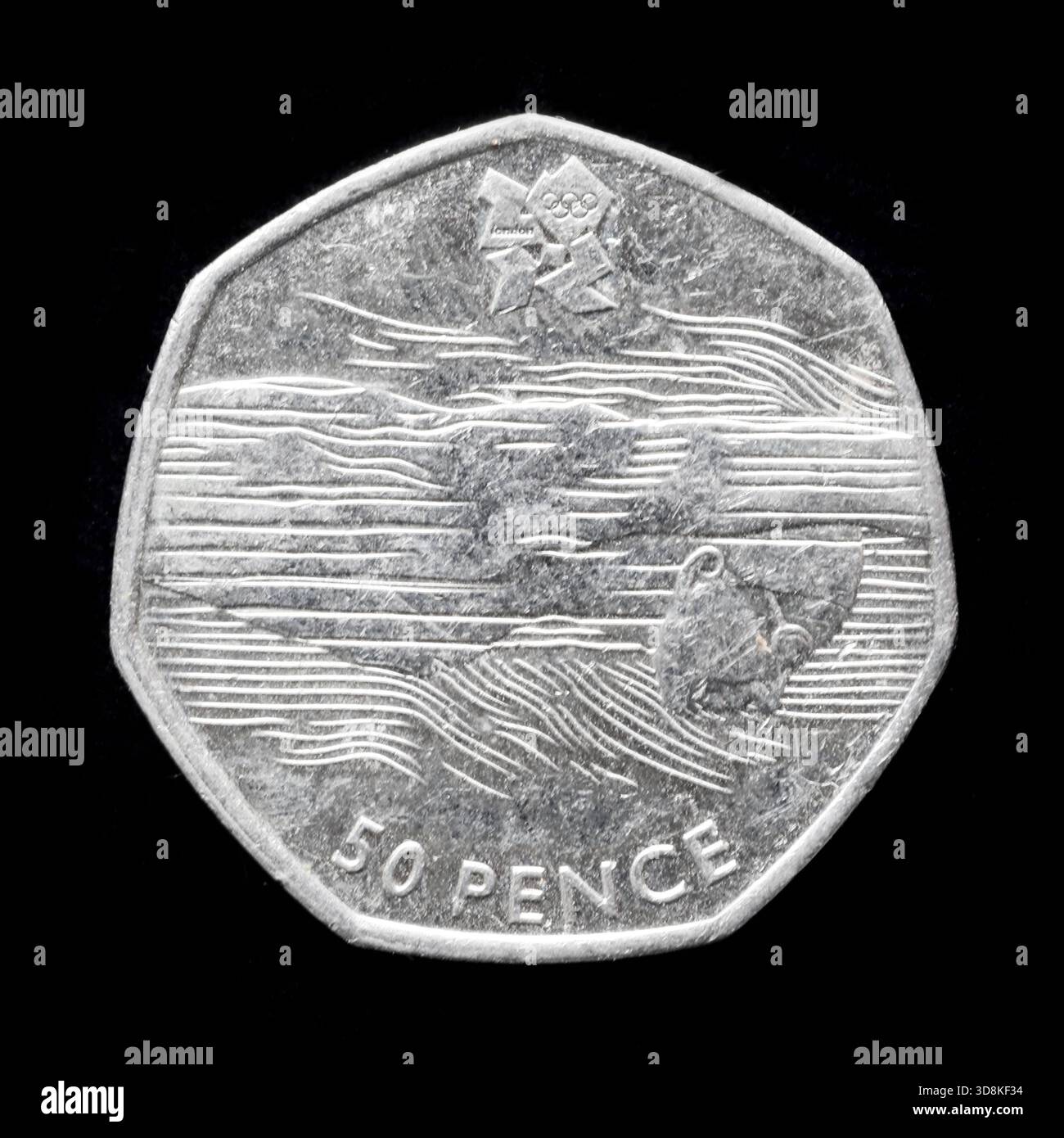 Moneta Aquatics Olympic 50p, emessa nel 2011 come parte della collezione London 2012 Olympics su sfondo nero. Foto Stock