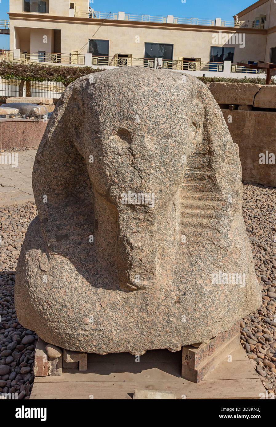 Egitto, Cairo, Eliopoli, Museo all'aperto: Scavi di un tempio Ramses II nella zona chiamata Souk al Khamis. Un busto eroso, forse Senusret io Foto Stock