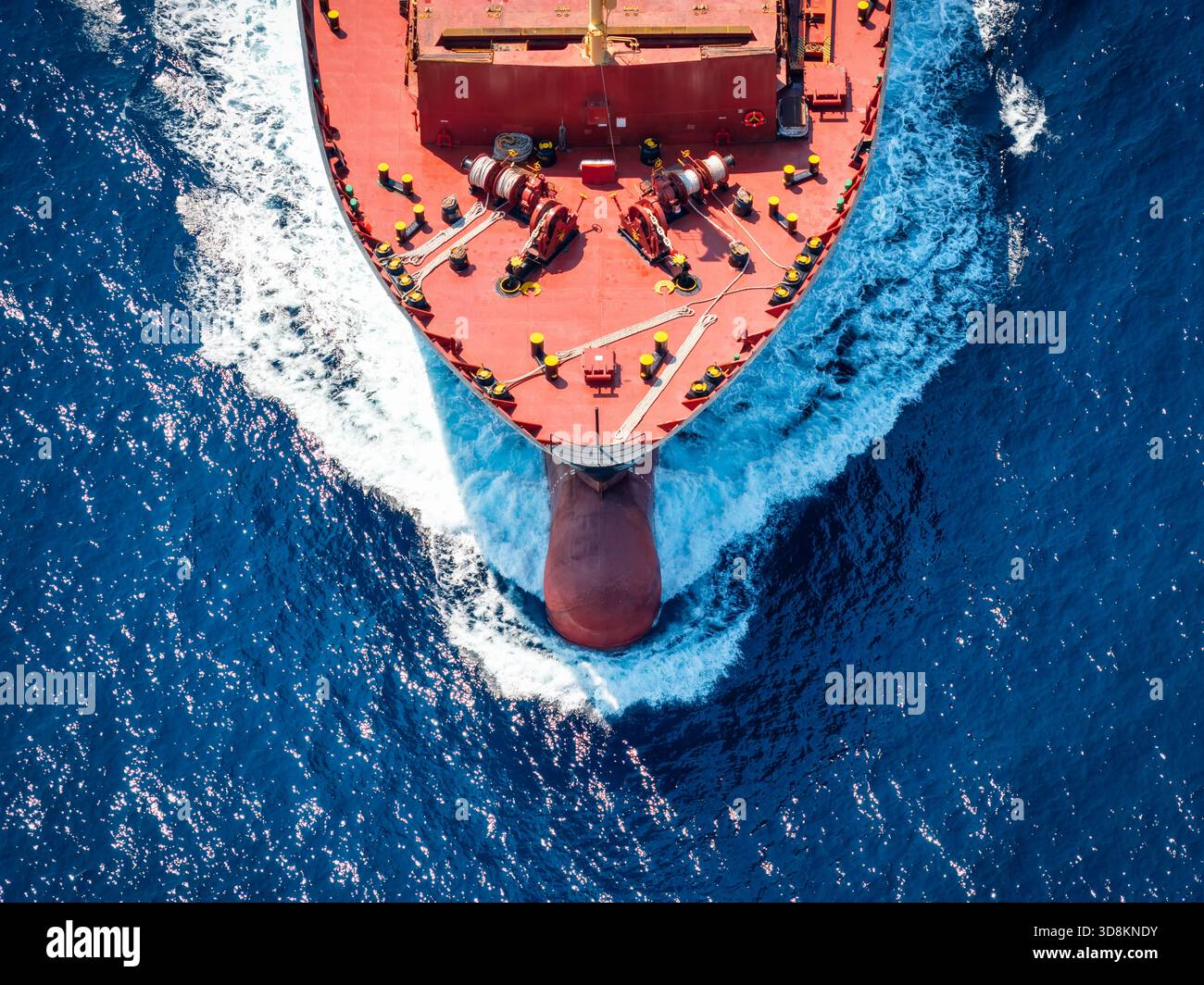 Vista aerea dall'alto di una prua da un grande carico di container o da una nave cisterna che naviga in velocità sull'oceano Foto Stock