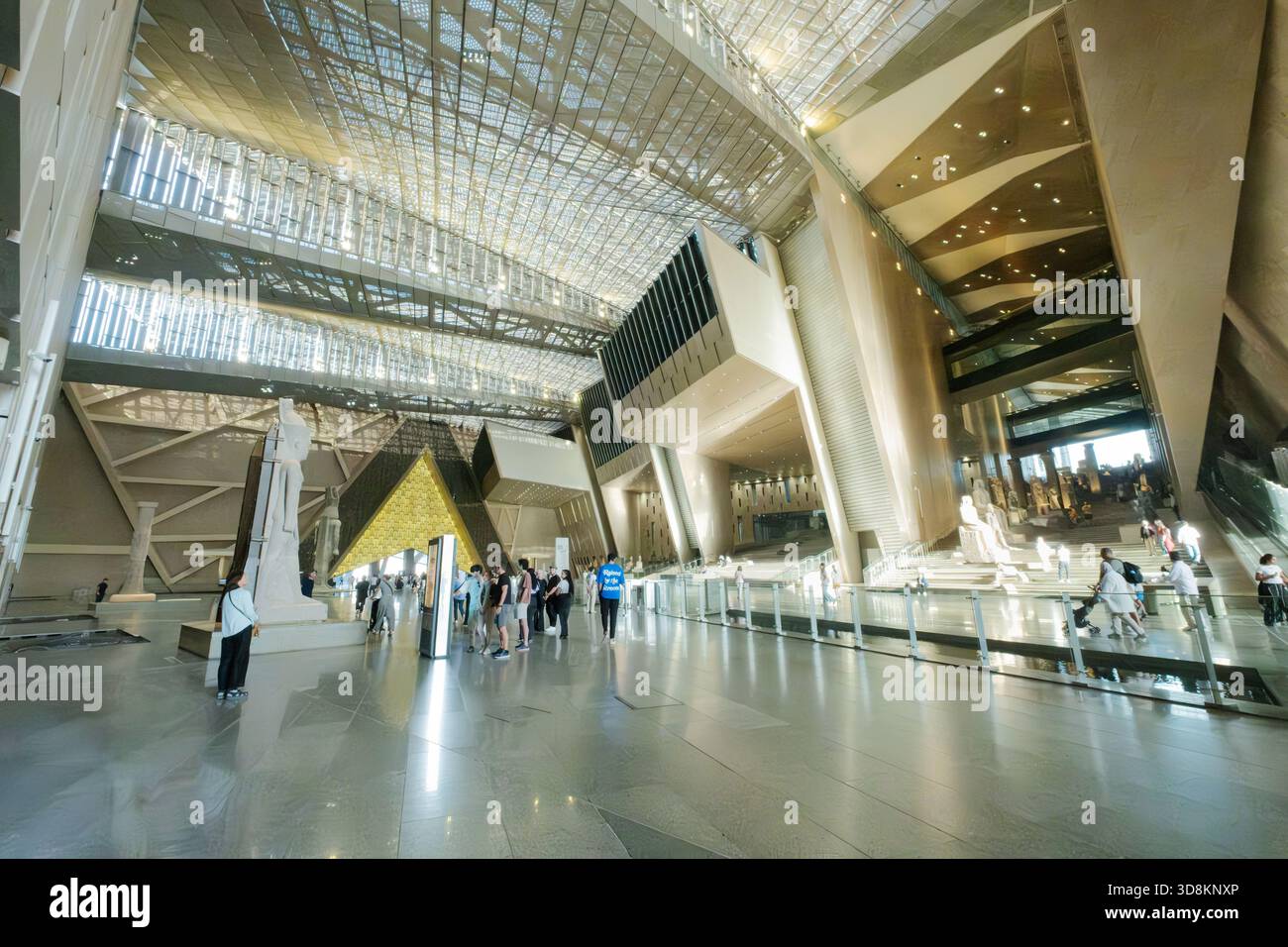 Gli interni del Grand egyptian Museum accolgono i visitatori nella storia antica, il Cairo, l'Egitto Foto Stock