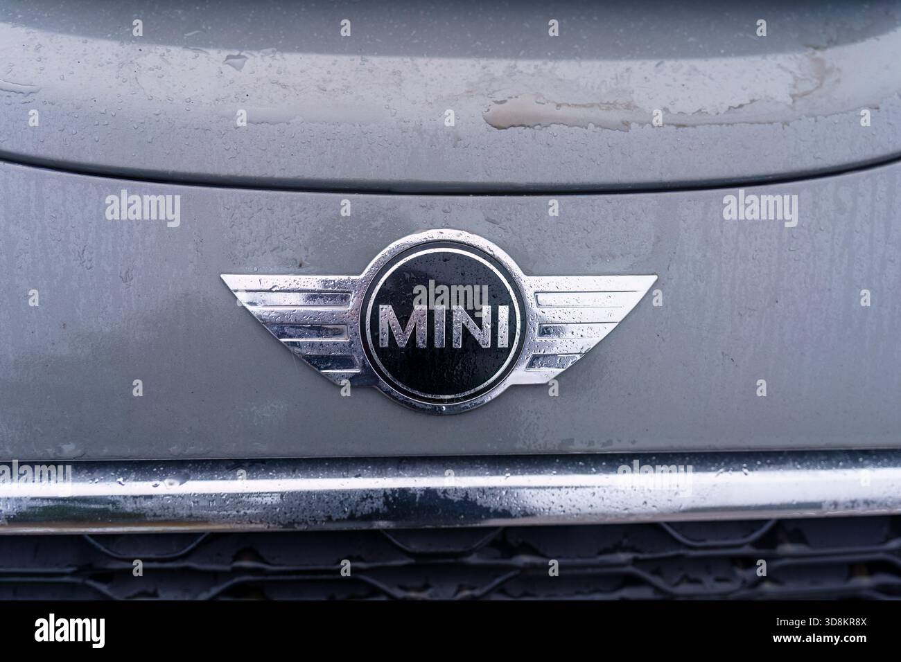 Jyvaskyla, Finlandia - 17 novembre 2025 - Logo Mini Cooper S 2015 sul davanti in caso di pioggia Foto Stock