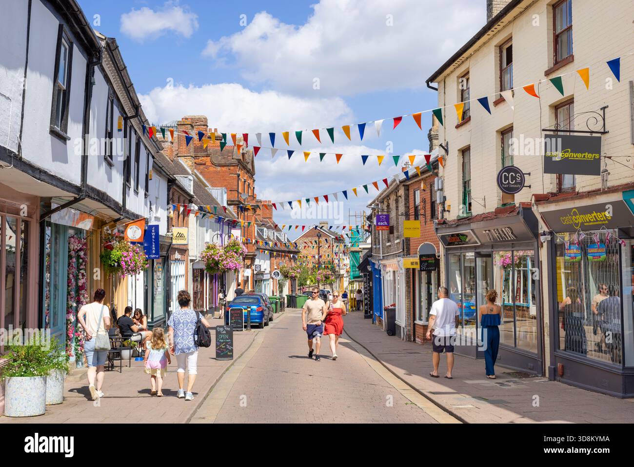 Bury St Edmunds Suffolk gente che fa shopping nei negozi di St Johns Street Bury St Edmunds Suffolk Inghilterra Regno Unito Europa Foto Stock