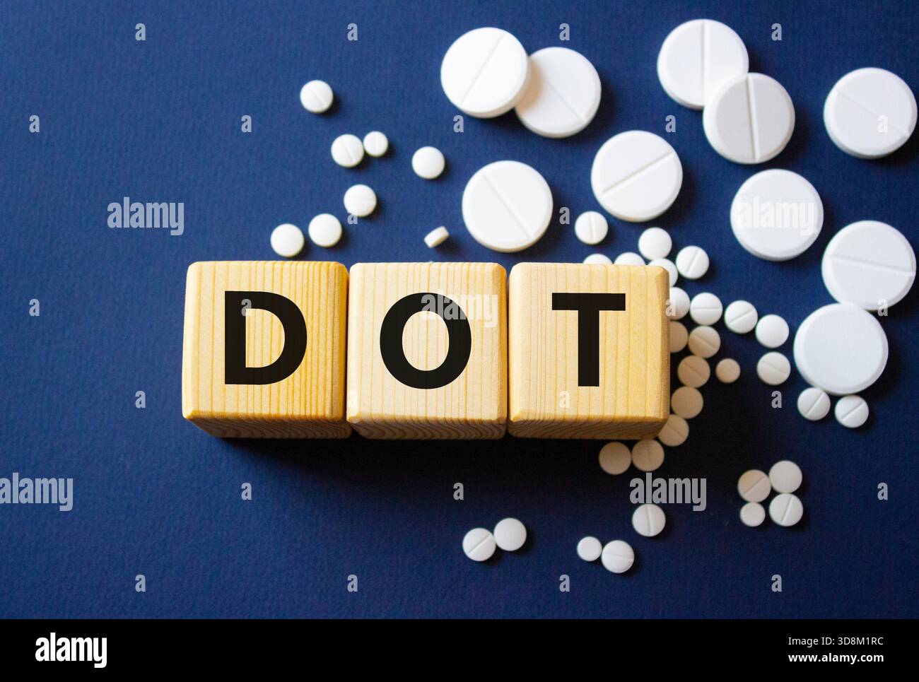 Simbolo PUNTO. Cubi di legno con parole DOT Department of Transportation. Splendido sfondo blu intenso. Assistenza sanitaria e Dipartimento dei trasporti conc Foto Stock