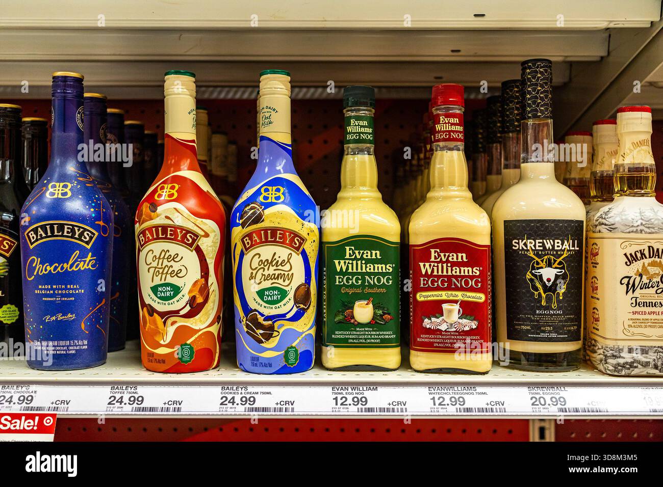 Natale festività natalizie bottiglie di mix di bevande alcoliche in vendita presso un supermercato o un negozio di alimentari, uovo alcolico presso un negozio Target Foto Stock