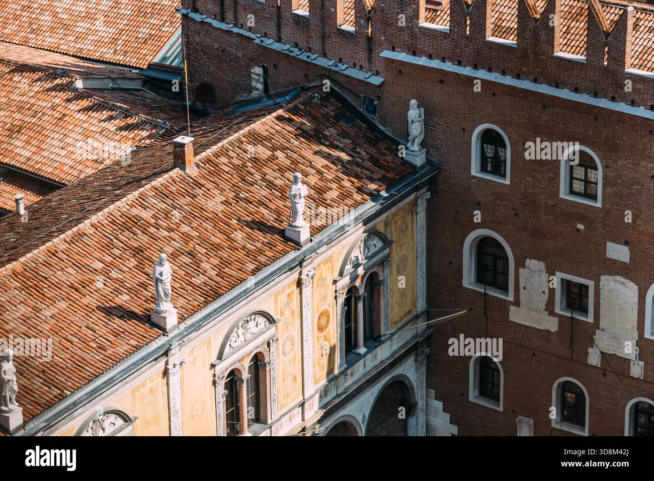 Uno scatto a livello visivo cattura gli intricati dettagli dei tetti di Verona, mostrando le piastrelle di terracotta e gli elementi architettonici. Foto Stock