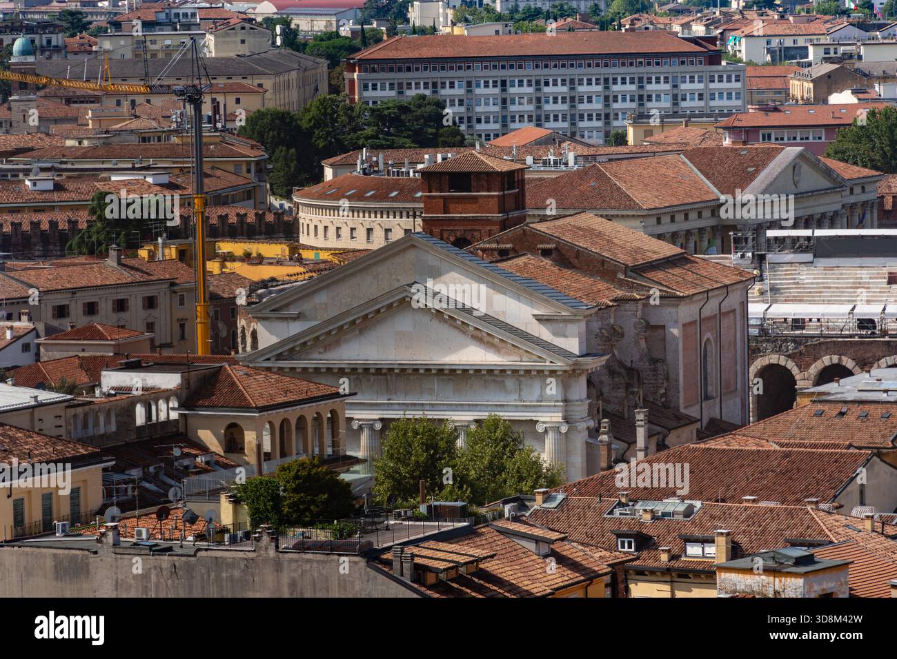 Uno scatto a livello di occhi cattura gli intricati dettagli del paesaggio urbano di Verona, mostrando la sua bellezza architettonica e la calda luce del sole. Foto Stock