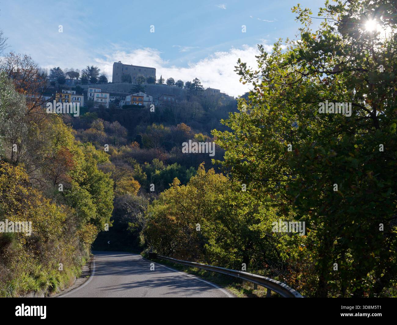 Rocca dei Papi (Roccia dei Papi) sulla collina vista dalla strada. Montefiascone, Italia. 30 novembre 2025 Foto Stock