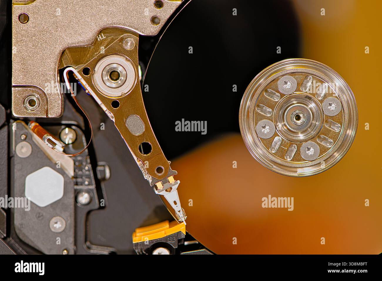 Una vista dettagliata dei componenti interni di un disco rigido, con parti meccaniche, piatti, mozzo del motore mandrino e circuiti. Foto Stock