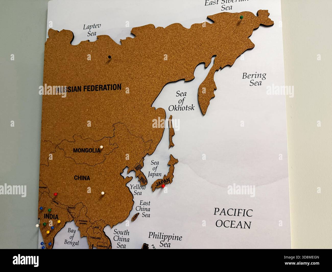 Knock, Irlanda - 22 ottobre 2025: Mappa decorativa del sughero che mostra la Russia e l'Asia con i mari, arte murale ideale per la casa o l'ufficio a Knock in Irlanda. Foto Stock