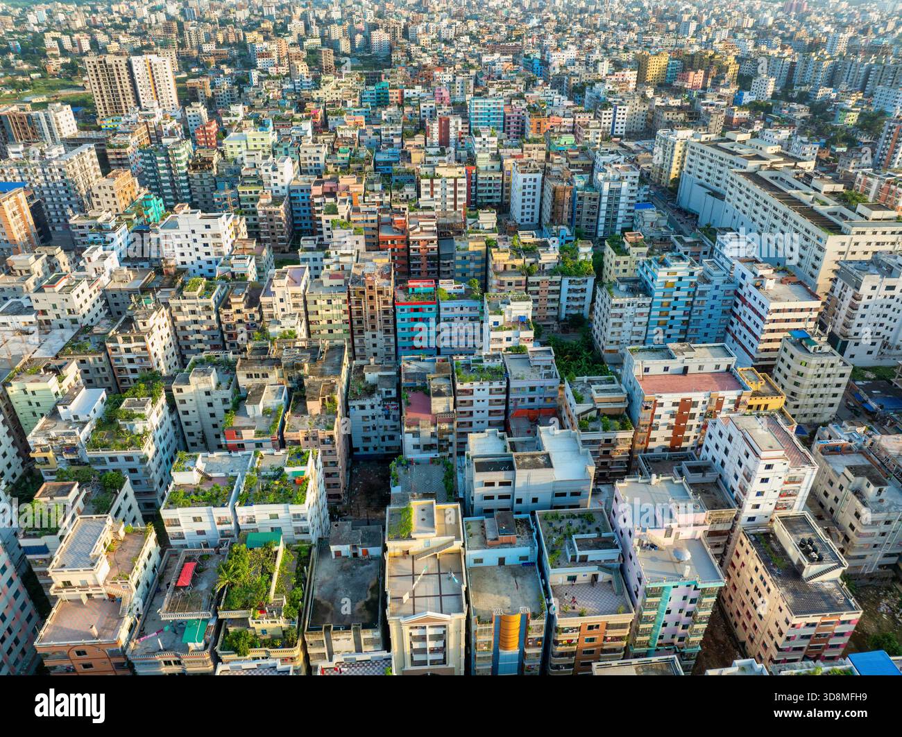 La vista aerea di edifici densamente popolati dipinti in colori pastello crea un intricato arazzo urbano, un vivace mosaico della vita cittadina, Dhaka e Dhaka Divis Foto Stock