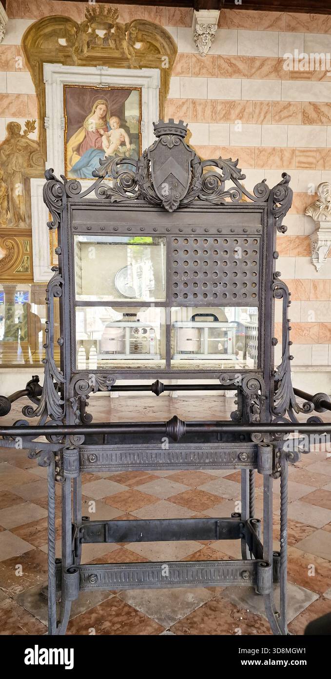 Antichi strumenti meteorologici esposti all'esterno del vecchio municipio, Loggia del Lionello, di Udine, Italia Foto Stock