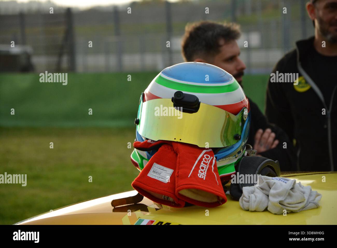 Casco da corsa con guanti Foto Stock