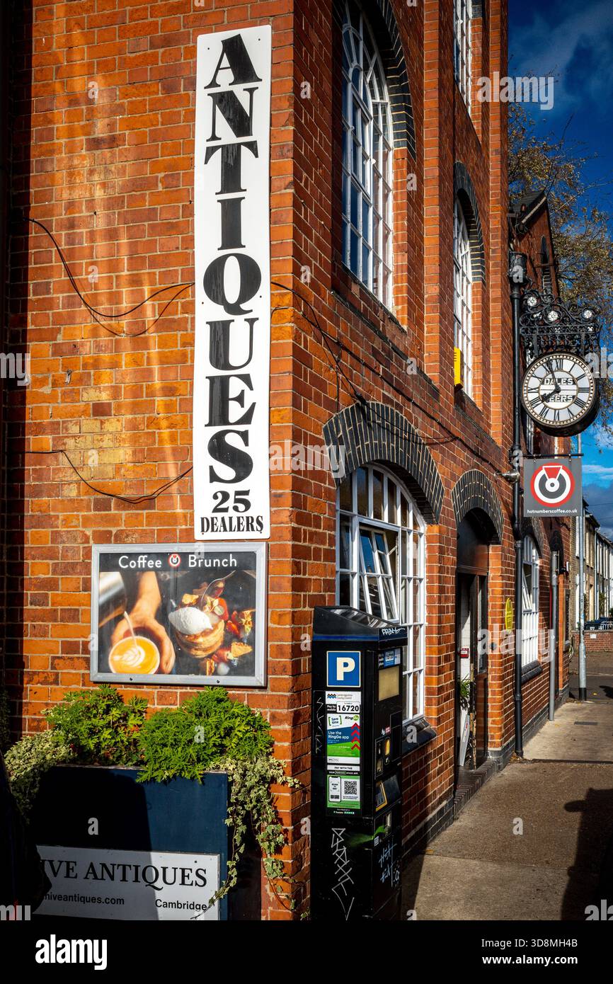 Gwiydir St Cambridge - caffetteria Hot Numbers e negozi di antiquariato nella Old Dales Brewery su Gwydir Street Cambridge, fuori Mill Road Cambridge. Foto Stock