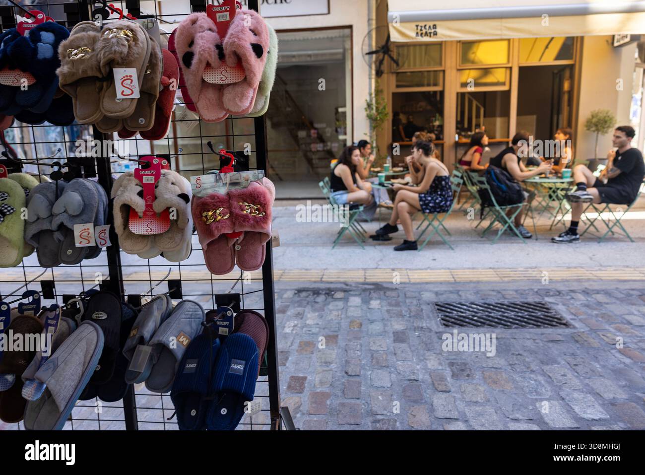 Salonicco, Grecia, 17 settembre 2025. Abbigliamento, souvenir e merci confezionate riempiono le vivaci vie del mercato di Kapani durante il commercio attivo Foto Stock