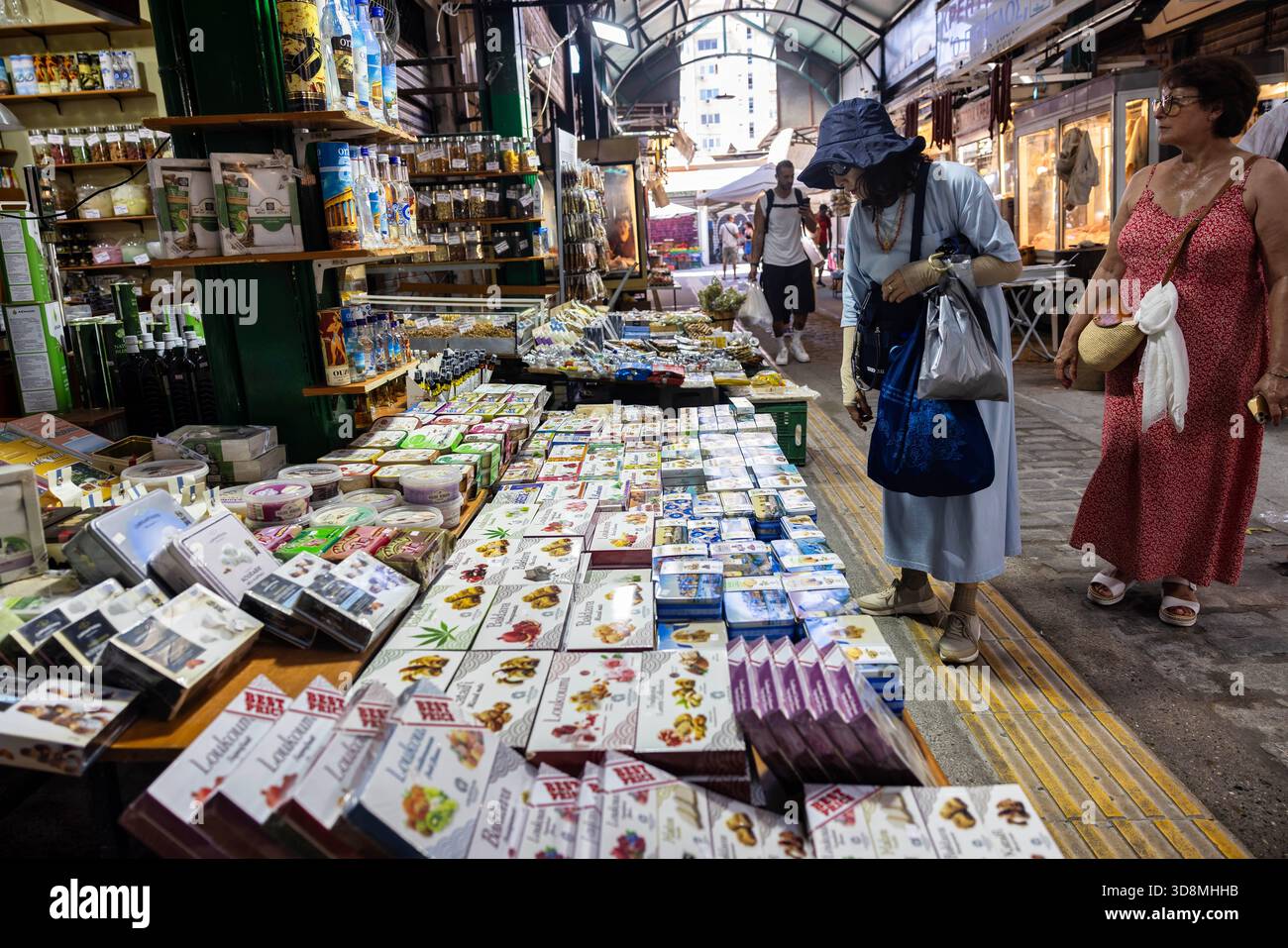 Salonicco, Grecia, 17 settembre 2025. Abbigliamento, souvenir e merci confezionate riempiono le vivaci vie del mercato di Kapani durante il commercio attivo Foto Stock