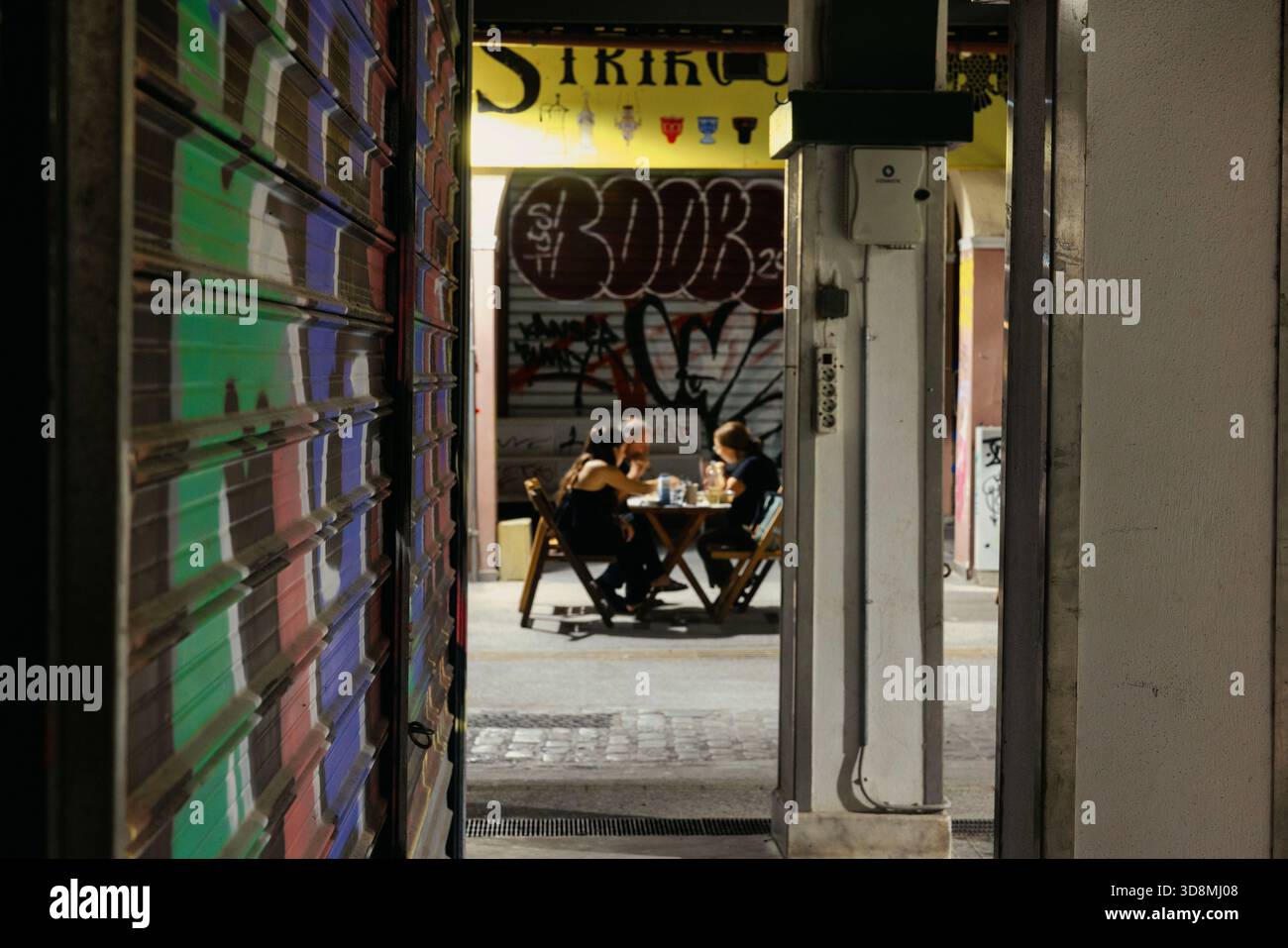 Salonicco, Grecia, 17 settembre 2025. Il mercato di Kapani si trasforma in un vivace centro di ristorazione con tavoli, cibo e persone sotto le luci festose. Foto Stock