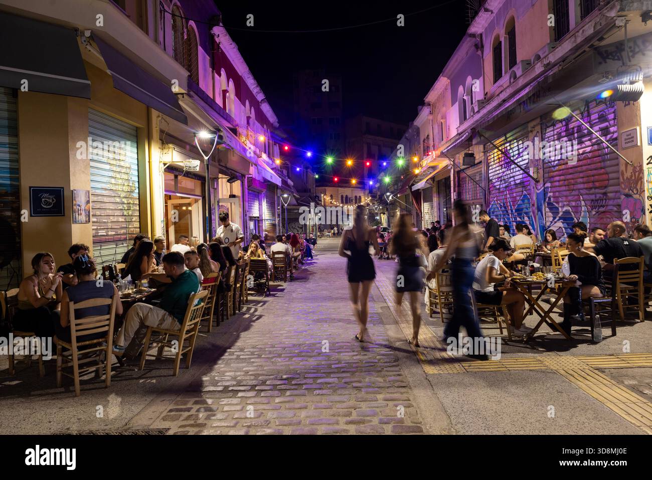 Salonicco, Grecia, 17 settembre 2025. Il mercato di Kapani si trasforma in un vivace centro di ristorazione con tavoli, cibo e persone sotto le luci festose. Foto Stock