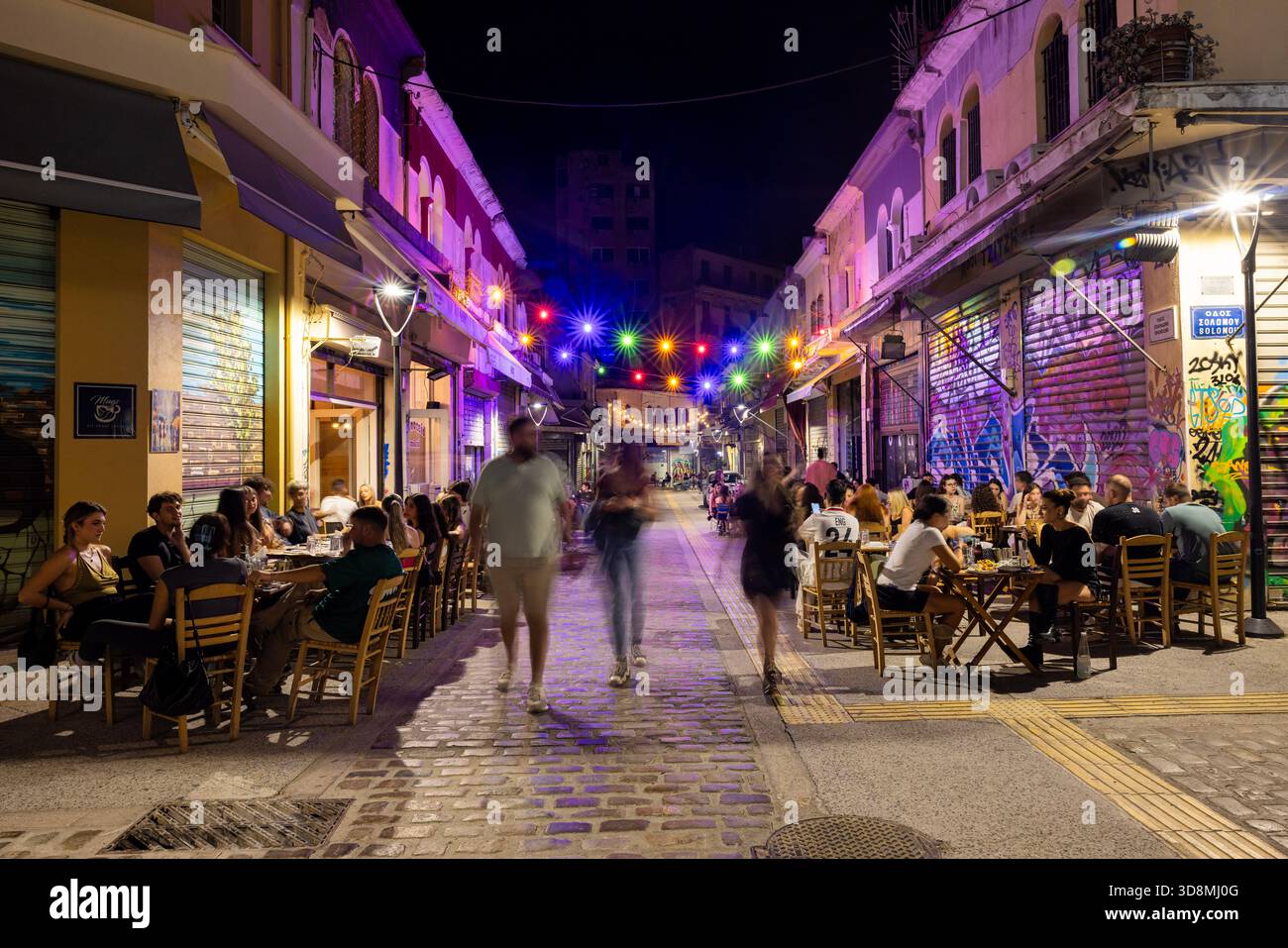 Salonicco, Grecia, 17 settembre 2025. Il mercato di Kapani si trasforma in un vivace centro di ristorazione con tavoli, cibo e persone sotto le luci festose. Foto Stock