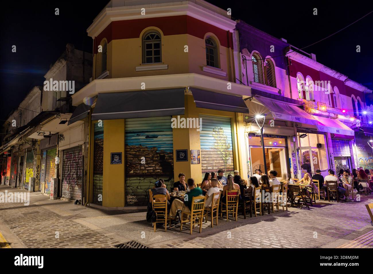 Salonicco, Grecia, 17 settembre 2025. Il mercato di Kapani si trasforma in un vivace centro di ristorazione con tavoli, cibo e persone sotto le luci festose. Foto Stock