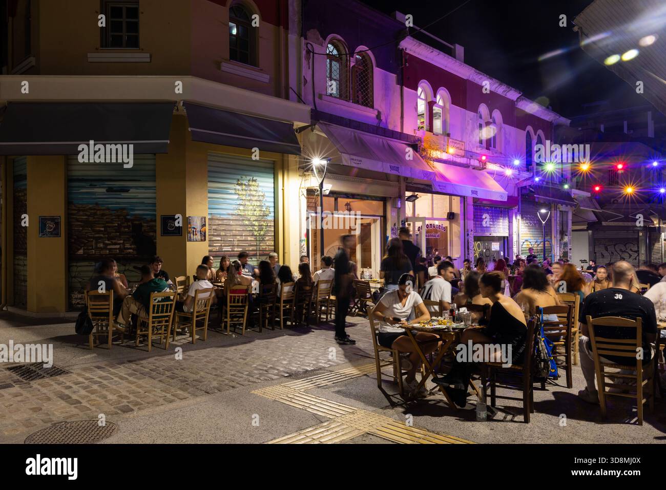 Salonicco, Grecia, 17 settembre 2025. Il mercato di Kapani si trasforma in un vivace centro di ristorazione con tavoli, cibo e persone sotto le luci festose. Foto Stock