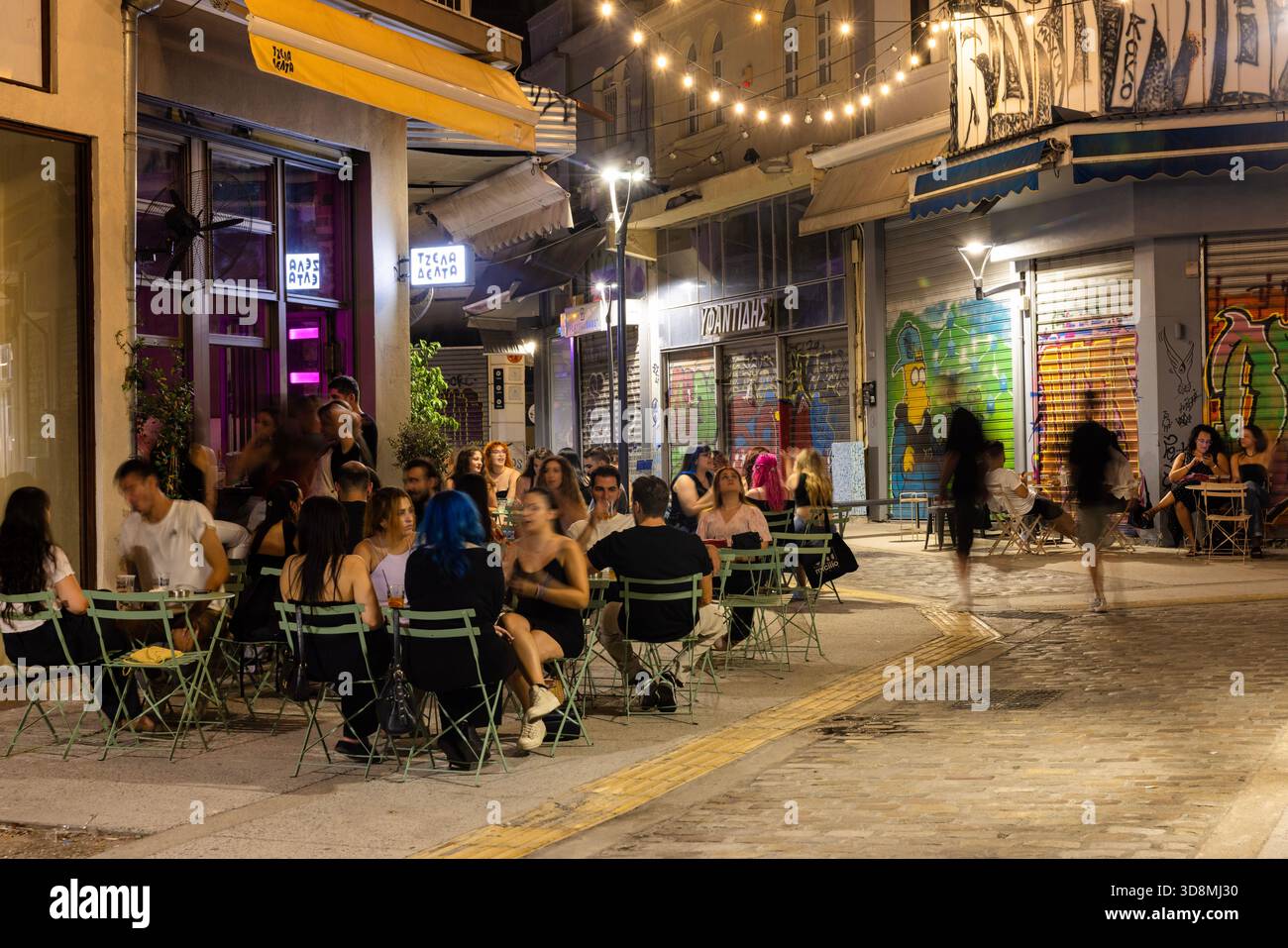 Salonicco, Grecia, 17 settembre 2025. Il mercato di Kapani si trasforma in un vivace centro di ristorazione con tavoli, cibo e persone sotto le luci festose. Foto Stock