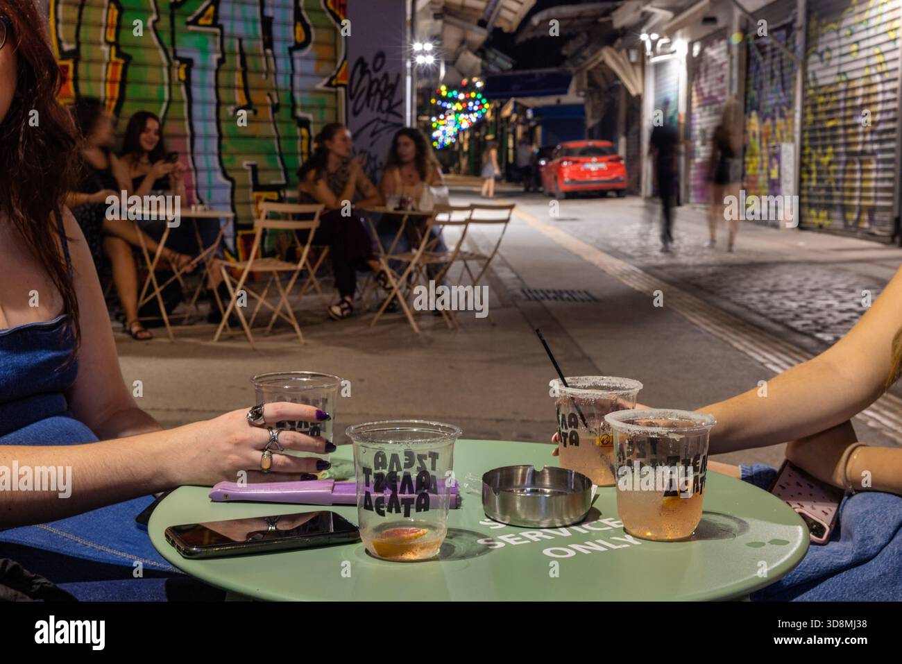 Salonicco, Grecia, 17 settembre 2025. Il mercato di Kapani si trasforma in un vivace centro di ristorazione con tavoli, cibo e persone sotto le luci festose. Foto Stock