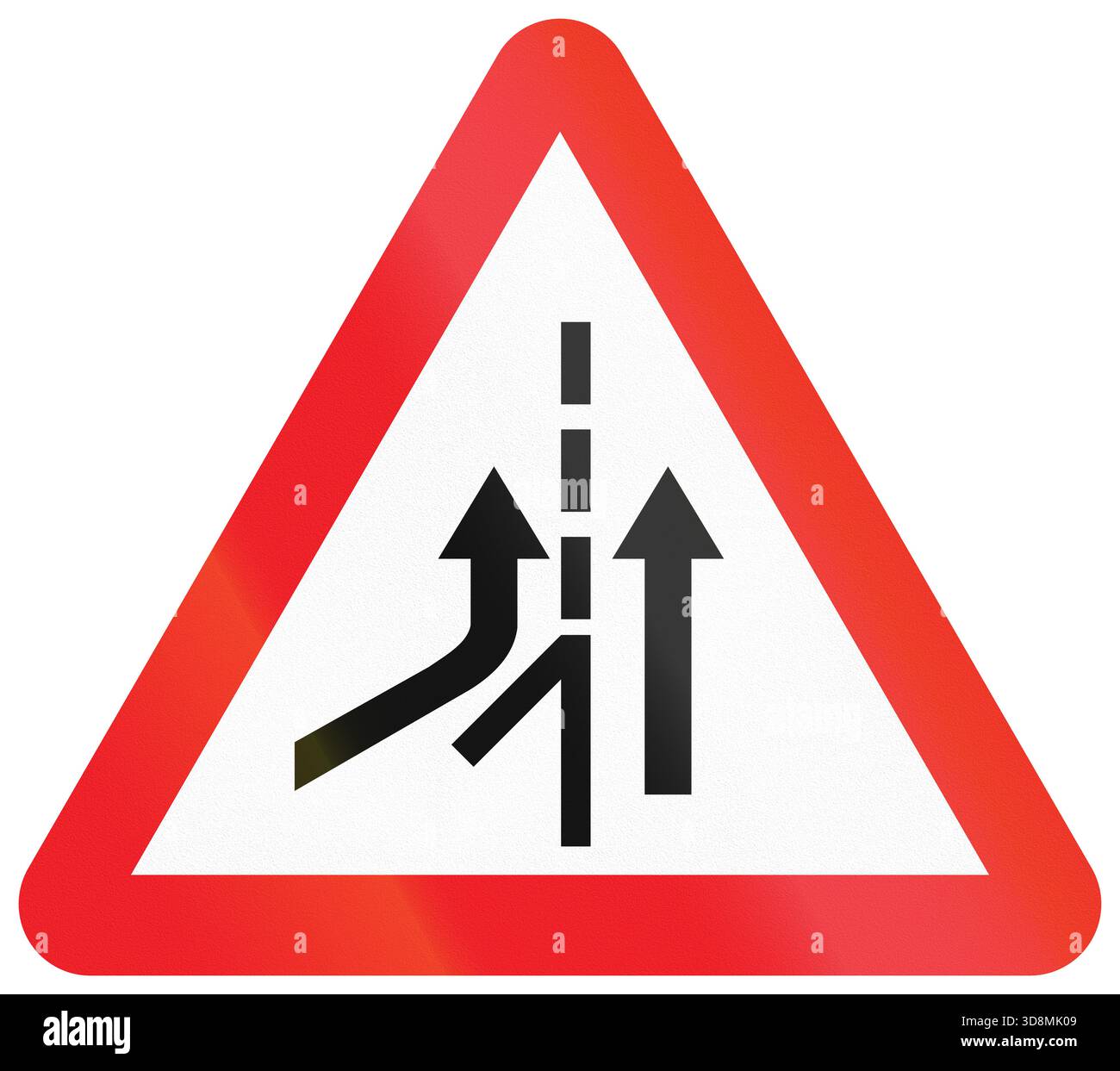 Segnale stradale utilizzato in India - confluisce il traffico più avanti da sinistra. Foto Stock