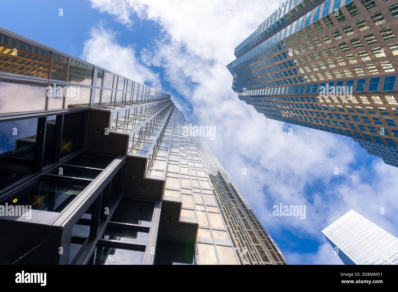 Affacciati su alti e moderni edifici di uffici con il cielo blu sullo sfondo. Toronto, Canada Foto Stock