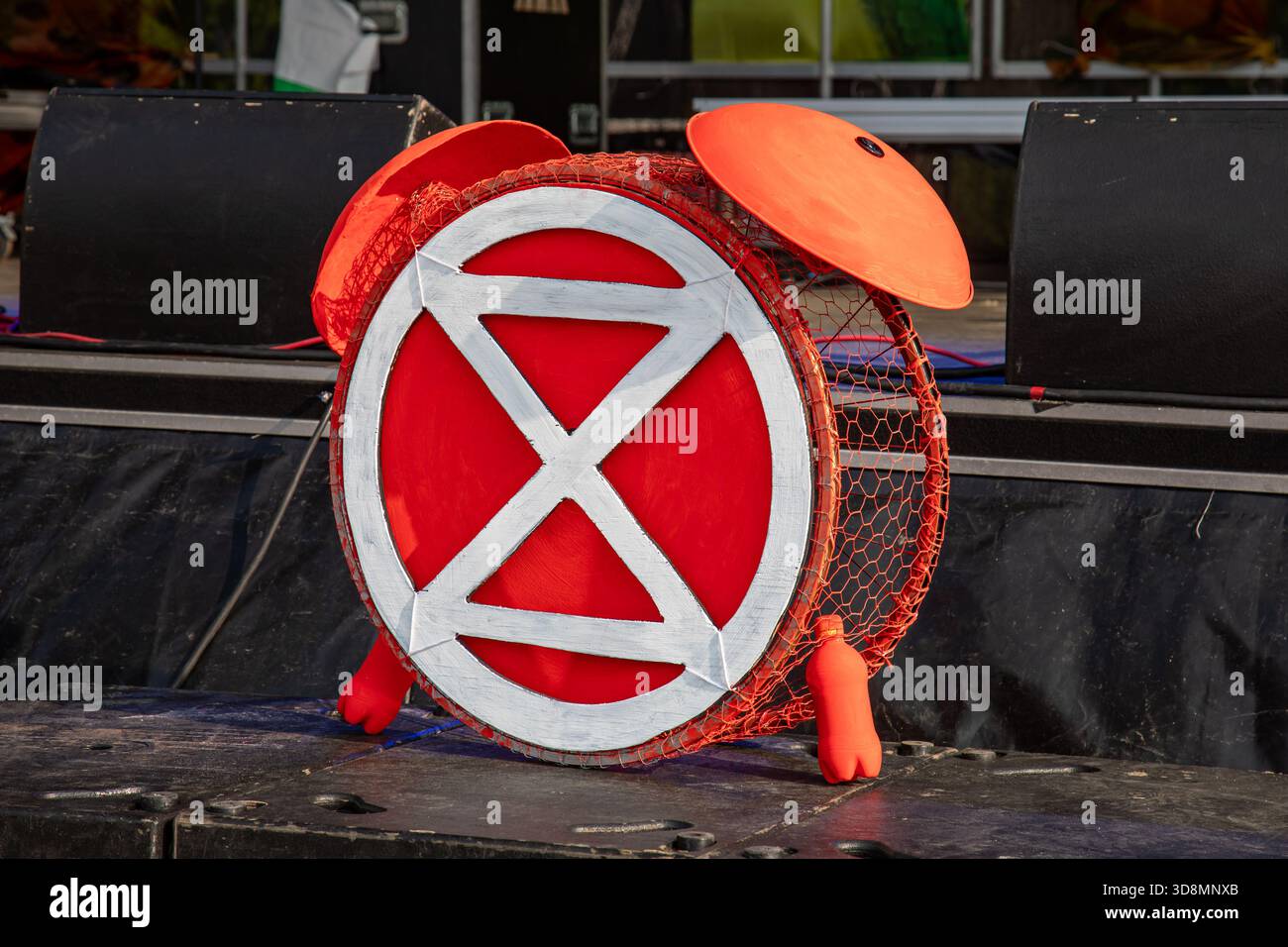 Sveglia con logo Extinction Rebellion sul palco della manifestazione Kulohälytys di Elokapina a Kansalaistori a Helsinki, Finlandia Foto Stock