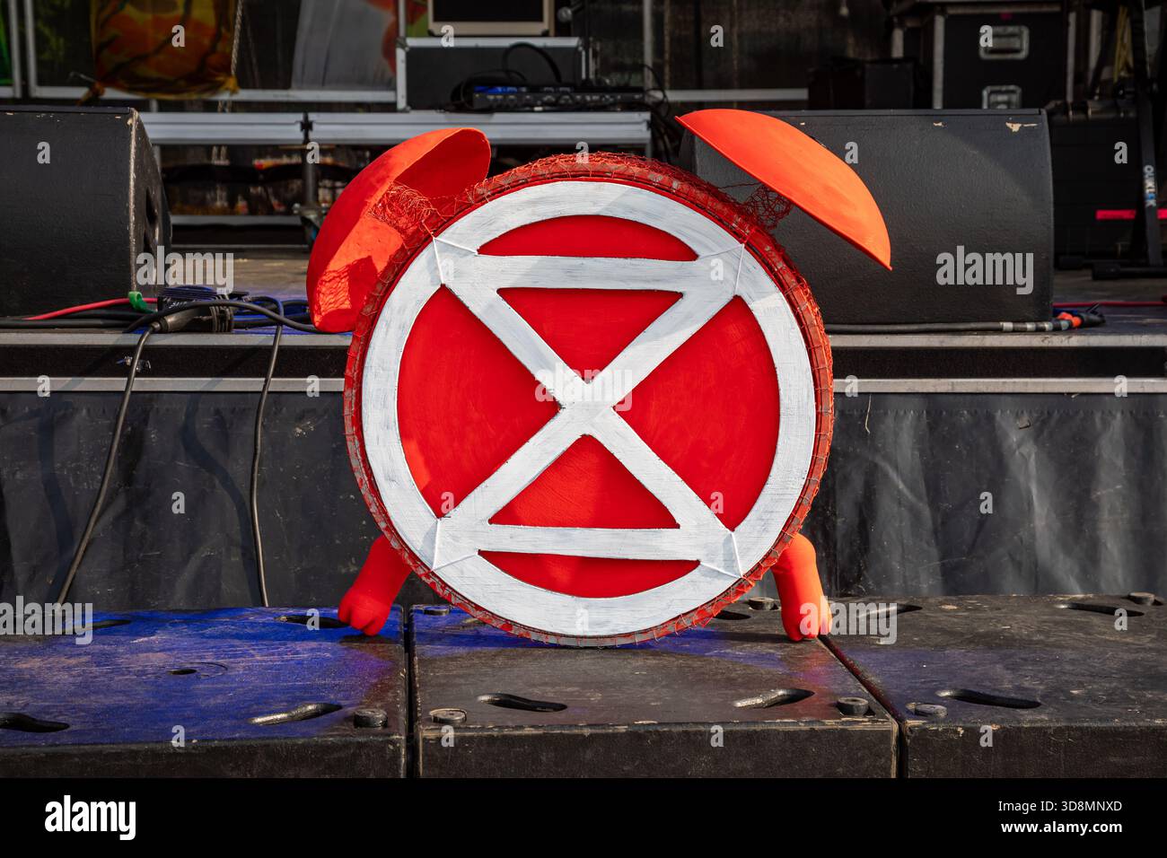 Sveglia con marchio Extinction Rebellion nel mezzo della festa di strada di Elokapina Kulohälytys a Kansalaistori a Helsinki, Finlandia Foto Stock