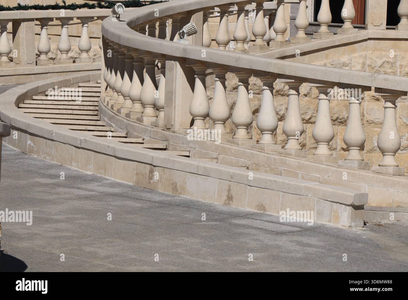 Balaustra in pietra con colonne classiche in un parco. Balaustra in pietra nella località sciistica di Borovets, Bulgaria Foto Stock