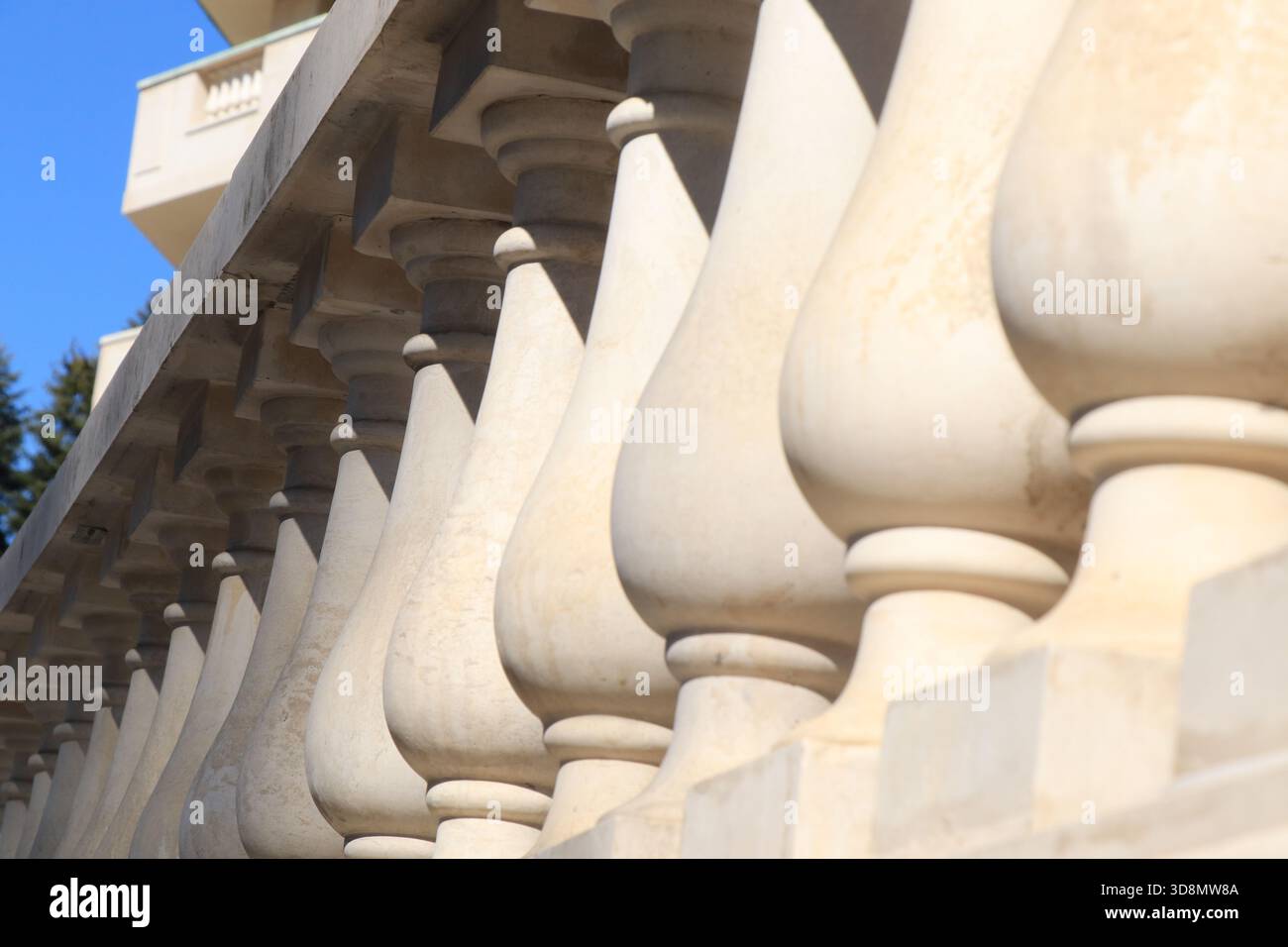 Balaustra in pietra con colonne classiche in un parco. Balaustra in pietra nella località sciistica di Borovets, Bulgaria Foto Stock