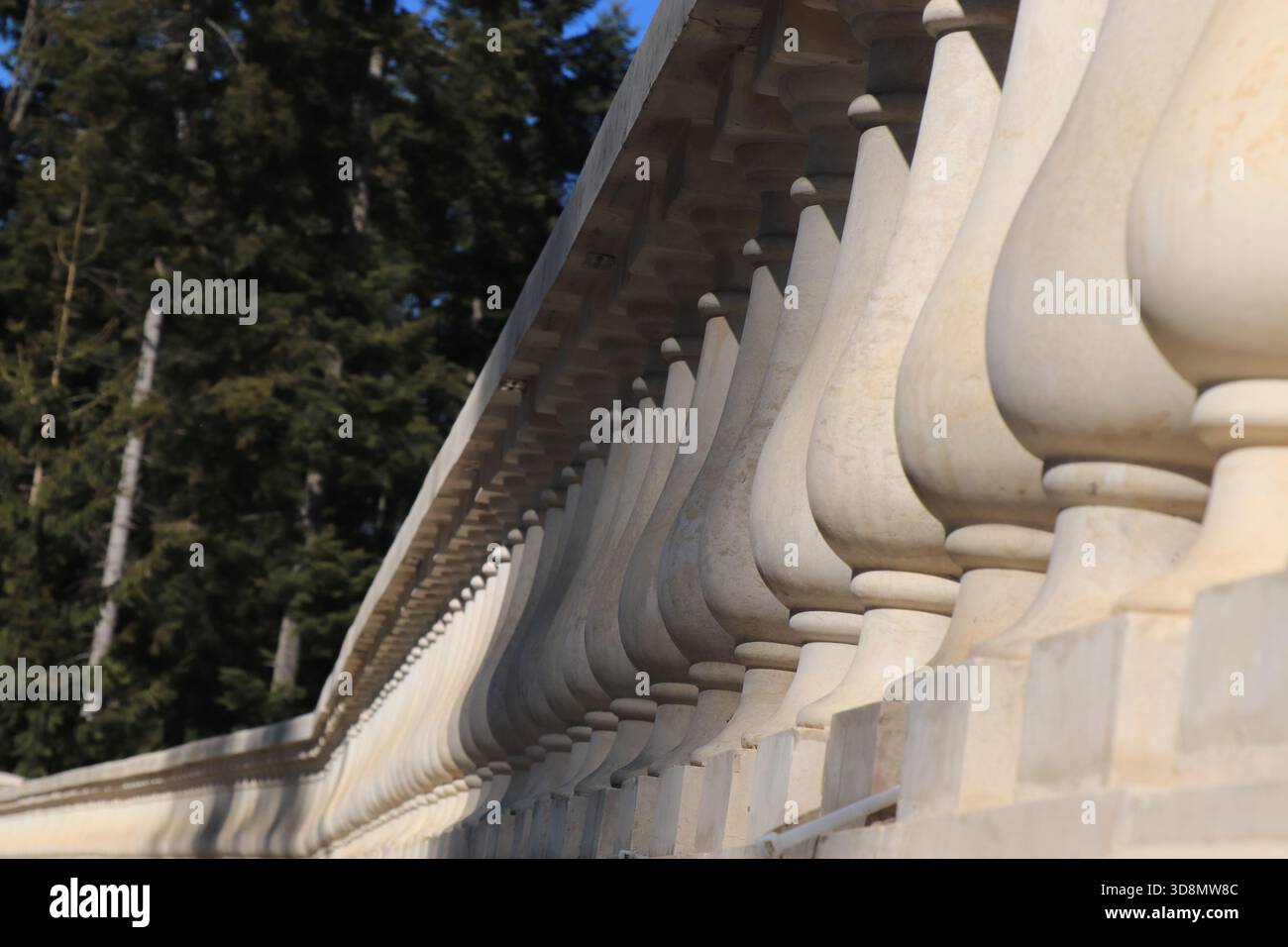 Balaustra in pietra con colonne classiche in un parco. Balaustra in pietra nella località sciistica di Borovets, Bulgaria Foto Stock