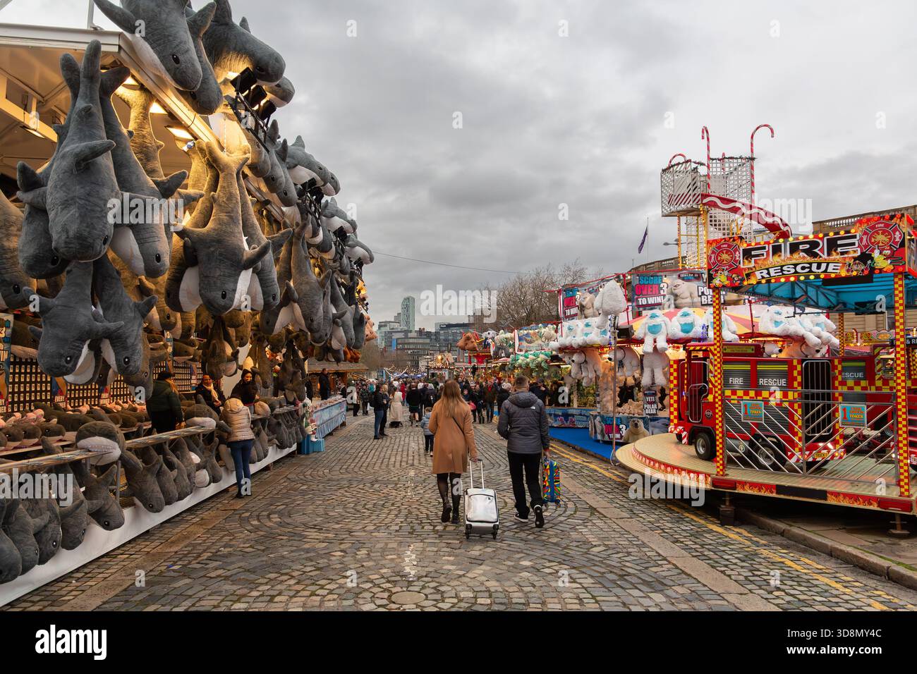 Liverpool, Regno Unito, 15 novembre 2025: Mercatino di Natale sull'altopiano di St George, Lime Street. Mercanti di articoli da regalo e artigianato natalizio e giostre in fiera. Foto Stock