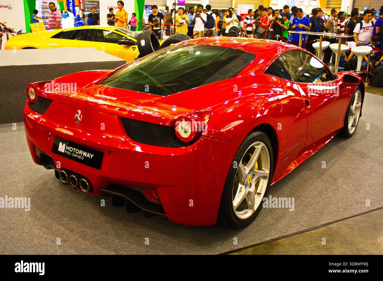 La Ferrari 458 Italia, di colore rosso lucido, è stata esposta all'Automotive expo, che ha affascinato la folla con il suo design elegante e il fascino sportivo. Foto Stock