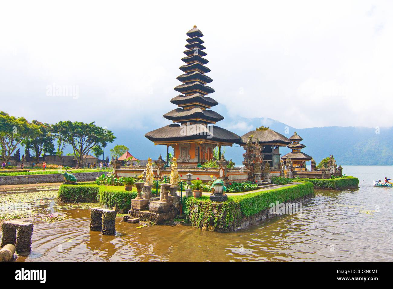 Il maestoso santuario meru a 11 piani del tempio pura Ulun Danu Beratan sorge serenamente dal nebbioso lago Beratan tra i lussureggianti giardini, le statue e... Foto Stock