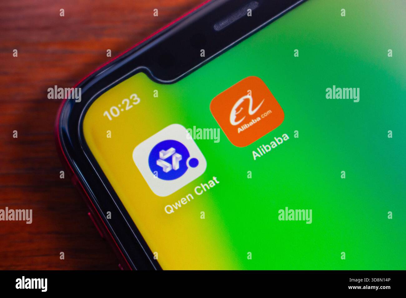 Quito, ECUADOR - 1 dicembre 2025 : schermata smartphone che mostra le icone Qwen Chat ai Assistant e Alibaba. Concetto di intelligenza artificiale e tecnologia cinese. Foto Stock