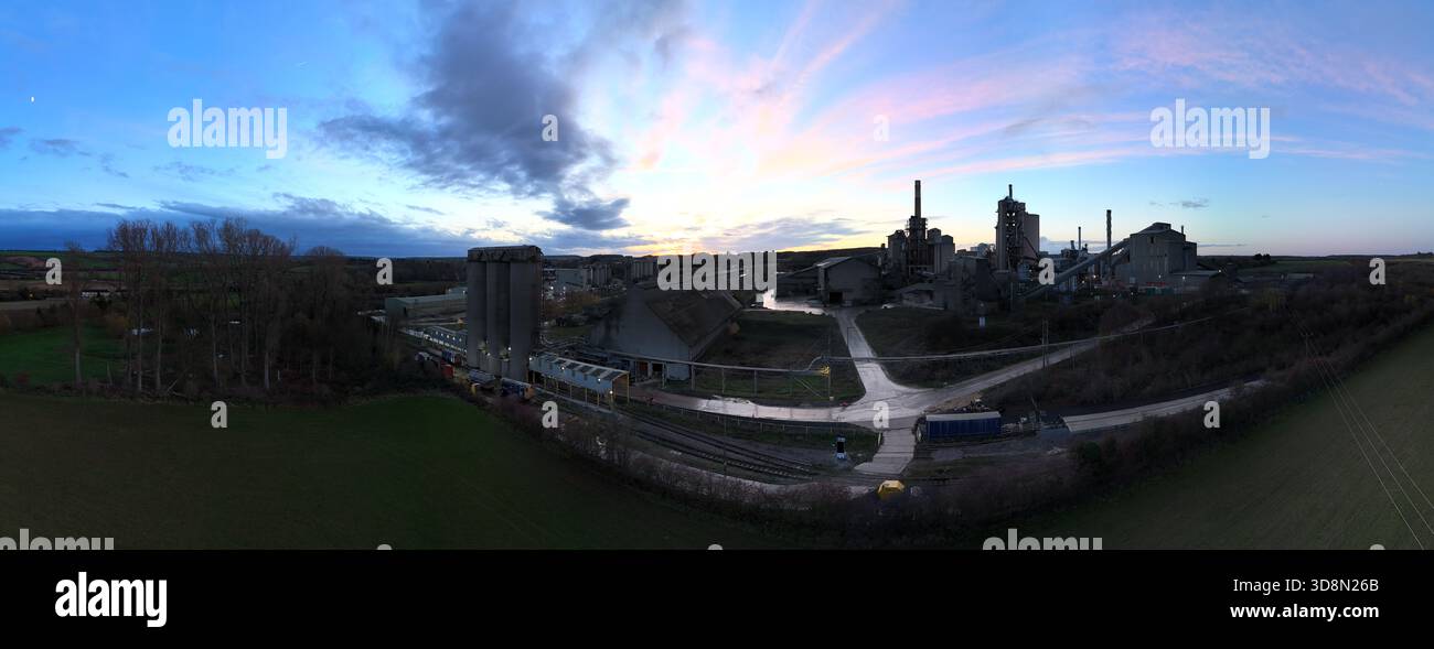 Vista aerea del complesso industriale con alti silos e cisterne sullo sfondo di un suggestivo cielo al tramonto, Stamford, Inghilterra, Regno Unito. Foto Stock