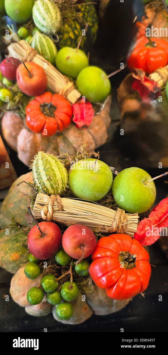 Colorata disposizione autunnale con zucche, mele ed elementi decorativi, che mostra bellezza stagionale e colori vivaci in un'esposizione festiva. - Immagine stock catturata con smartphone